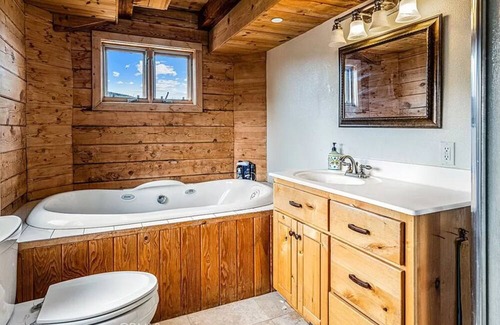 Julian Cabin | cozy Room on a log cabin on the Mountains of Julian.