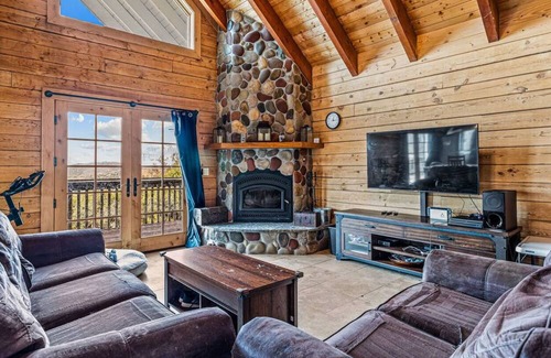 Julian Cabin | cozy Room on a log cabin on the Mountains of Julian.