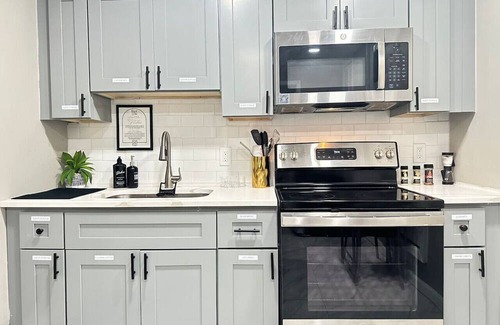 Melrose Apartment | Netflix* W/D* 10 min to Airport* Smart TV