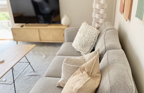 Hawthorn Apartment | Beautiful 2BR Scotch-Hill retreat in leafy Hawthorn (4km to MCG, 6km to CBD)