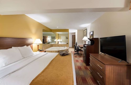 Hebron House | Pet-Friendly Accommodation with Convenient Location near National Trail Raceway