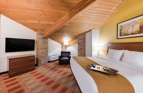 Hebron House | Cozy Stay with Free Parking, Near Newark Industrial Park and Local Attractions