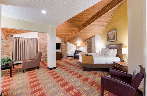 Hebron House | Cozy Stay with Free Parking, Near Newark Industrial Park and Local Attractions