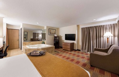 Hebron House | Stylish Renovated Hotel with Free Wi-Fi and Hot Breakfast, Close to I-70
