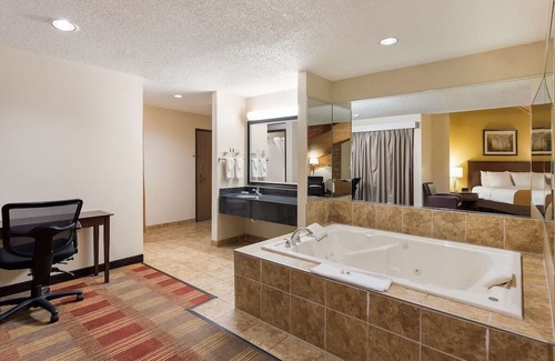 Hebron House | Stylish Renovated Hotel with Free Wi-Fi and Hot Breakfast, Close to I-70