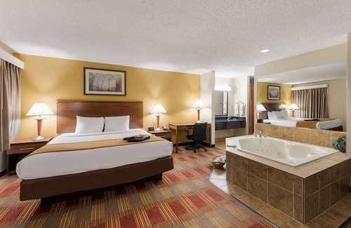 Hebron House | Stylish Renovated Hotel with Free Wi-Fi and Hot Breakfast, Close to I-70