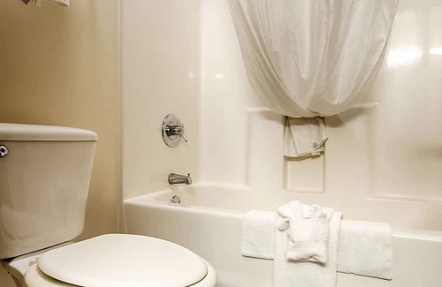 Hebron House | Family Vacation Haven, Easy I-70 Access, Heated Pool, Modern Amenities