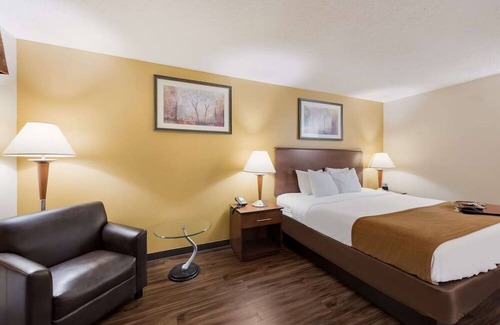 Hebron House | Close to I-70, Leisure Travelers' Delight, Heated Pool and All Modern Utilities