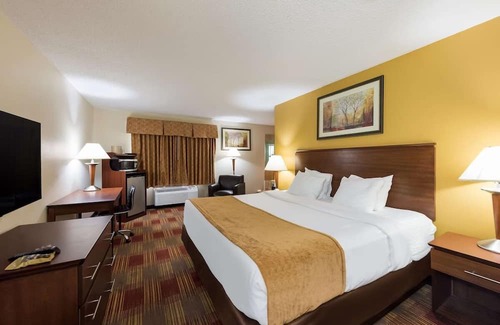 Hebron House | Close to I-70, Leisure Travelers' Delight, Heated Pool and All Modern Utilities
