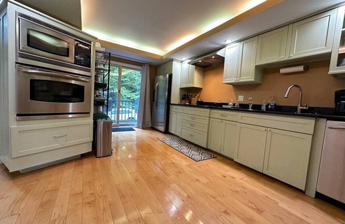 Hunter House | Mountain View Chalet - Sleeps 12