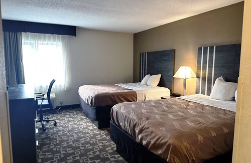 Milwaukee House | Norwood Inn Milwaukee-Deluxe Queen Room With Two Queen Beds