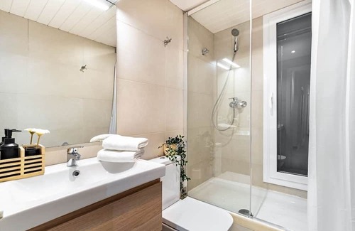 El Guinardo Apartment | SAGRADA FAMILIA - MODERN 6PP/ WIFI / AC/ SMART TV By MyRentalHost