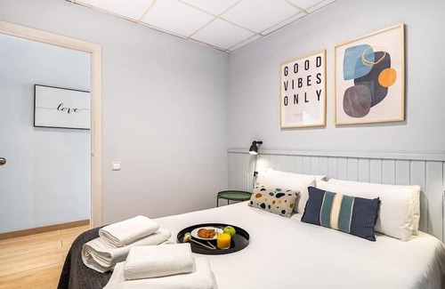 El Guinardo Apartment | SAGRADA FAMILIA - MODERN 6PP/ WIFI / AC/ SMART TV By MyRentalHost