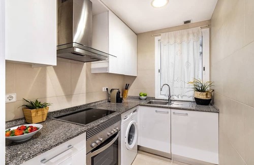 El Guinardo Apartment | SAGRADA FAMILIA - MODERN 6PP/ WIFI / AC/ SMART TV By MyRentalHost