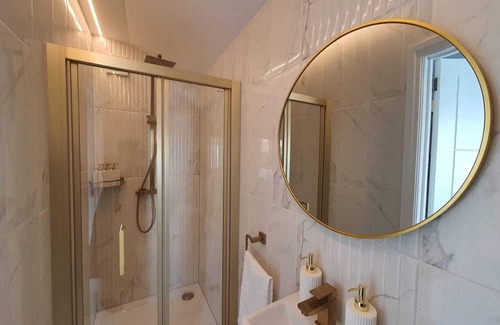 Grays Cabin | Stunning 1 King bed cabin in Grays