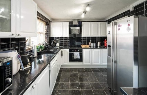 Thamesmead House | Orchard House: 4 Bed/3 Bath in Thamesmead