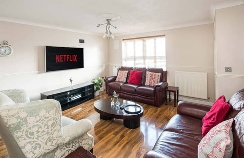 Thamesmead House | Orchard House: 4 Bed/3 Bath in Thamesmead