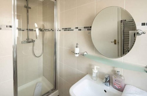 Thamesmead House | Orchard House: 4 Bed/3 Bath in Thamesmead