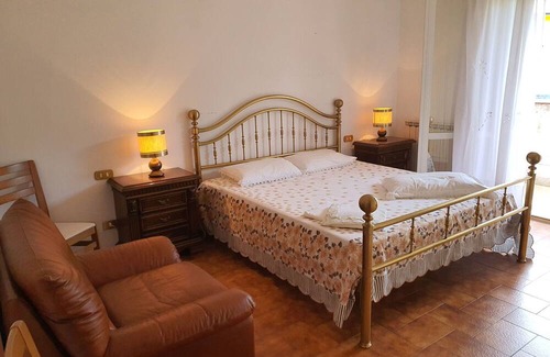 Maglietola Apartment | Apartment in Monzone with 2 bedrooms sleeps 5