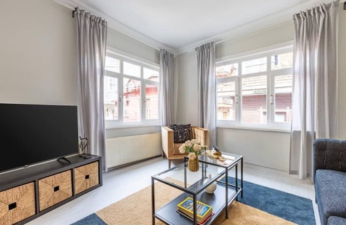 Arnavutkoy House | This house is a 3 bedroom(s), 1.5 bathrooms, located in Beşiktaş, İstanbul.
