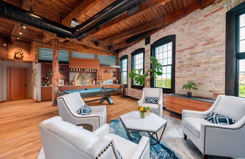 Traverse City Condo | Exquisite 3BDR Penthouse in Downtown TC