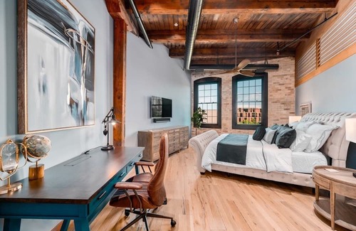Traverse City Condo | Exquisite 3BDR Penthouse in Downtown TC