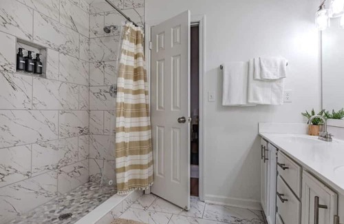Ellendale House | The Queen Bee Suite: Work & Relax Retreat (C)