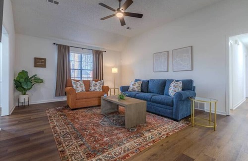 Ellendale House | The Queen Bee Suite: Work & Relax Retreat (C)