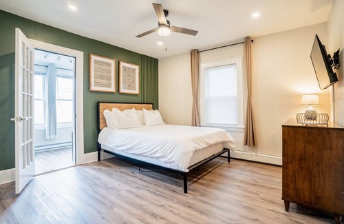 Montclair Apartment | 2 Bedroom, 2 Bathroom + Office/den in Montclair! Laundry, Parking, Pets welcome!