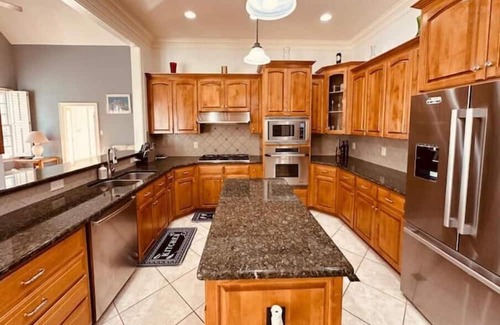 Raleigh House | Luxury home on 1.6 acre & 5 smart TVs w YouTube TV