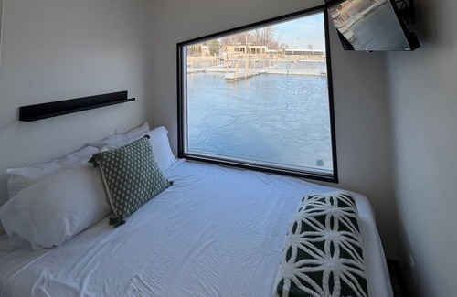 Sandusky Boat Rental | Lux Houseboat #2 at SoLSTAY