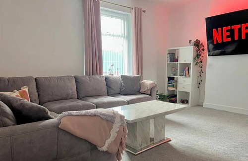 Rochdale Apartment | Inviting 2-Bed Apartment in Rochdale