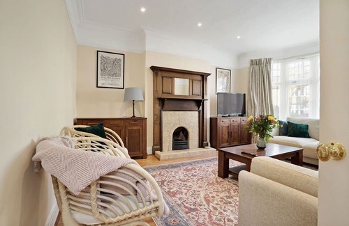 Finchley House | 5 bedroom house with 3 parking spaces and large private garden