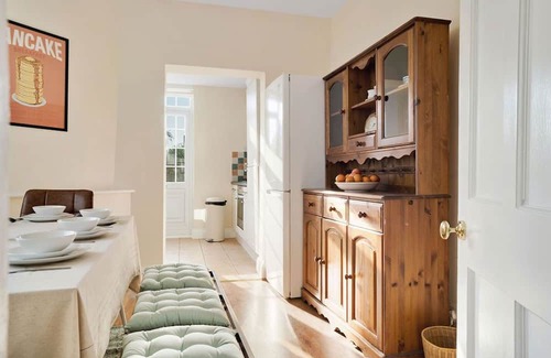 Finchley House | 5 bedroom house with 3 parking spaces and large private garden
