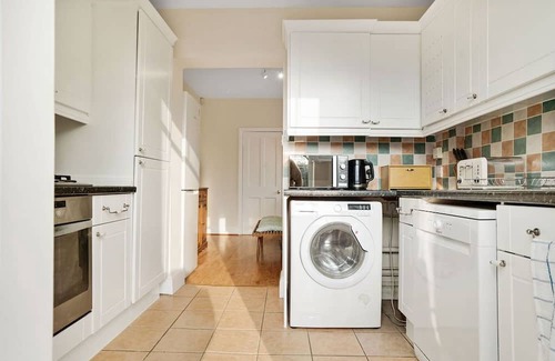 Finchley House | 5 bedroom house with 3 parking spaces and large private garden