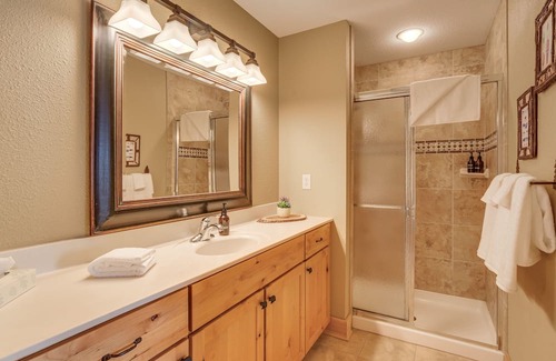 Two Harbors Condo | Waterfront Two Harbors Condo w/ Indoor Pool Access