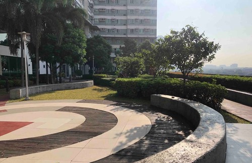 Legazpi Village Condo | Cozy 1-bedroom condo in Makati with Pool, Gym, Sauna, WiFi, AC, and Netflix