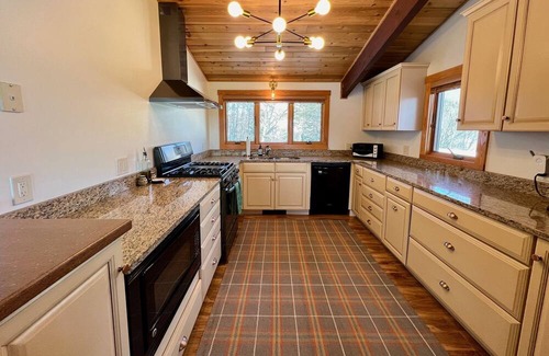 Plymouth House | Mountain Home: Hot Tub & 9 Mins to Skyeship Gondola & 20 Mins to Okemo!