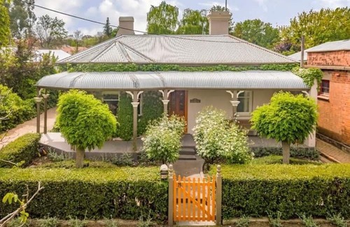Bathurst House | Family Home with Pool & Pizza Oven - Pet Friendly