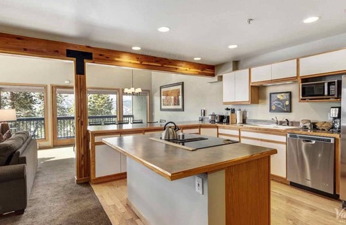 Baldy Mountain Condo | Great 2 bedrm lock off condo near trailhead of Baldy Mountain. Beautiful views!