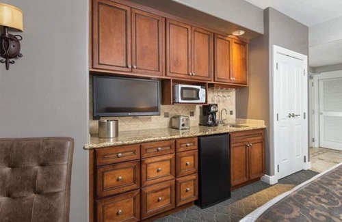 Napa Resort | Priced until May 7: 1BR + Studio with 2 Kitchens & event shuttles to Bottle Rock