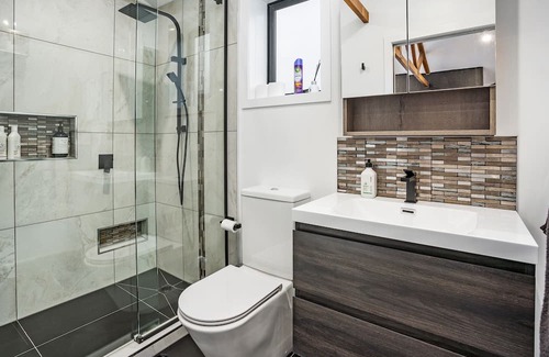Hornby House | Studio Unit with Spa Bath!