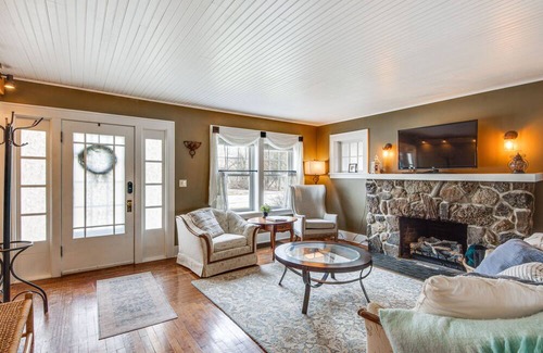 Saint Petersburg Cottage | St Petersburg Cottage w/ Porch, 2 Mi to Foxburg!