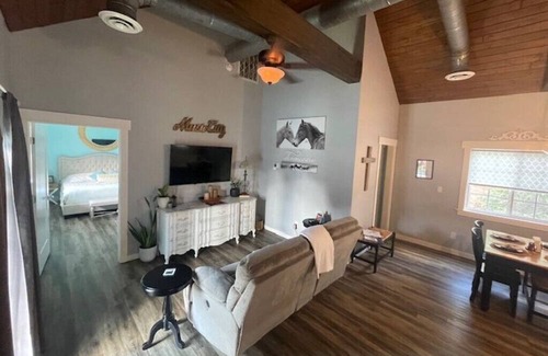 Goodlettsville Cottage | Cozy Cottage in Enjoyable Goodlettsville with WiFi, AC, minutes from downtown.