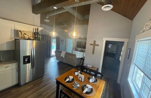 Goodlettsville Cottage | Cozy Cottage in Enjoyable Goodlettsville with WiFi, AC, minutes from downtown.