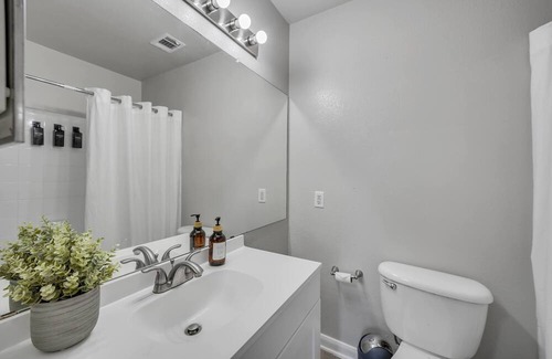 Pleasant Valley Apartment | Cozy suite~8 min to DT~big pool~2bed 2bath~free parking