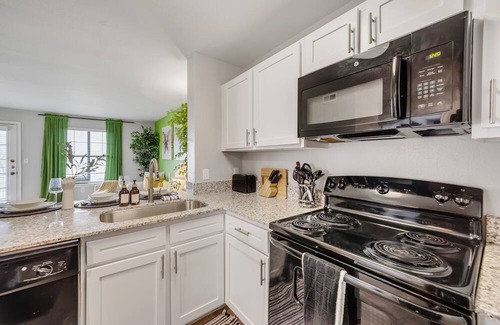 Pleasant Valley Apartment | Cozy suite~8 min to DT~big pool~2bed 2bath~free parking
