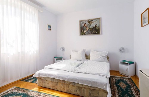 Balatonlelle Villa | Lovely apartment in villa for 5 guests with TV, terrace and parking