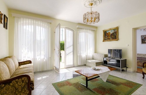 Balatonlelle Villa | Lovely apartment in villa for 5 guests with TV, terrace and parking