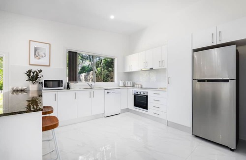 North Curl Curl Cottage | Seaside Cottage - Relaxing, quiet and private.